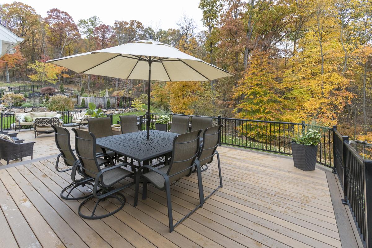 4 Ways to Maximize Your Outdoor Living Space for Fall